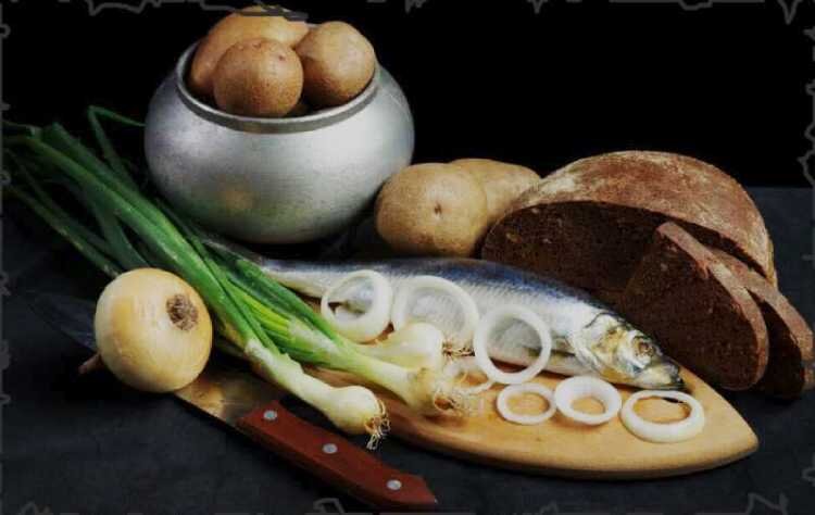 Сельдь с картошкой, луком и черным хлебом.     Натюрморт, воспетый фотохудожником Желизняком Олександром из открытых источников.