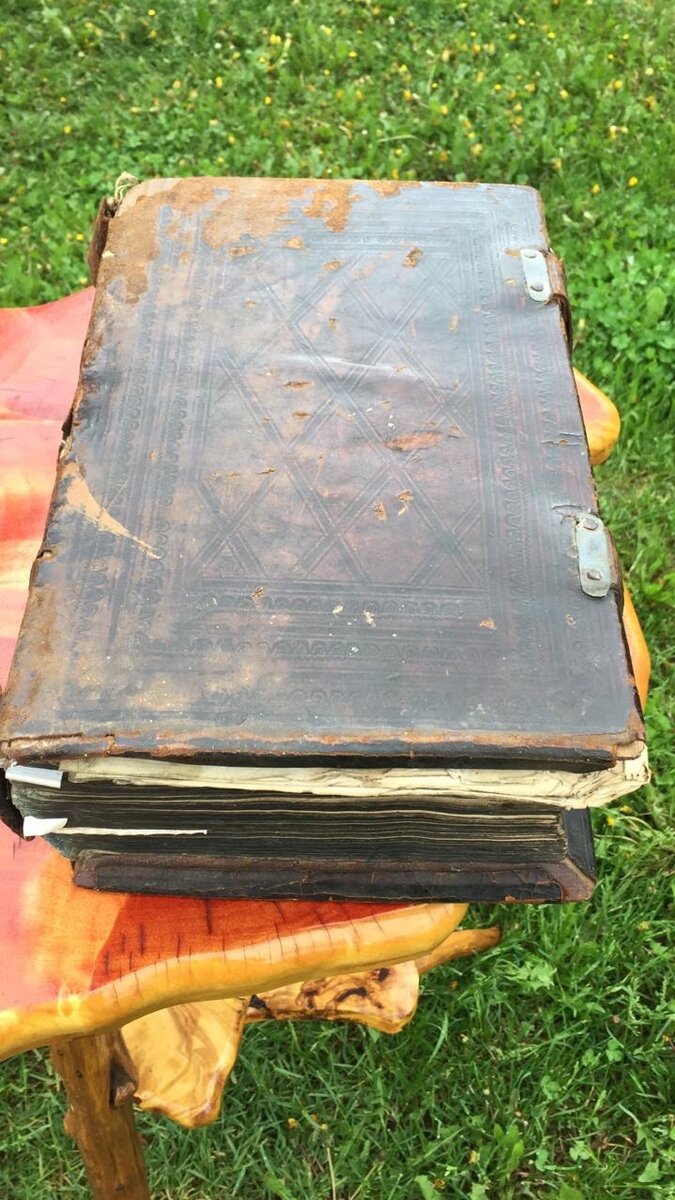 Старинный фолиант, лечебных рецептов. фото из личного архива