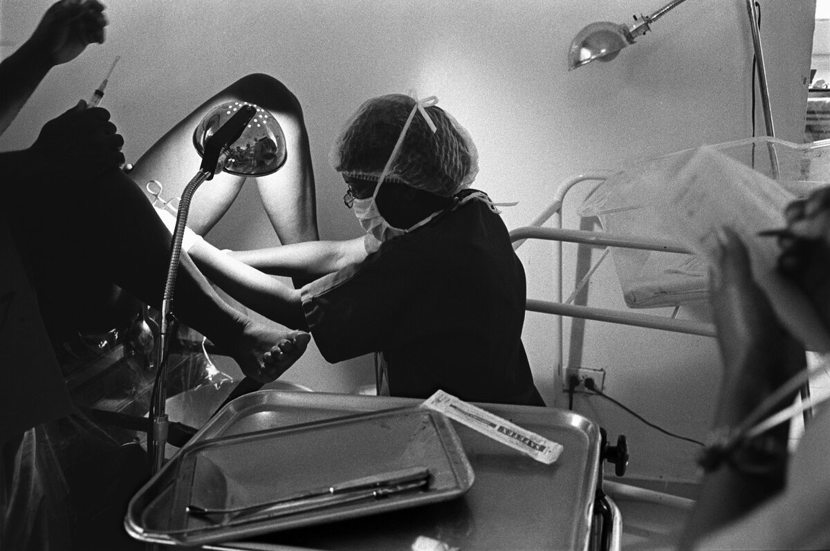 Женщина делает искусственные роды