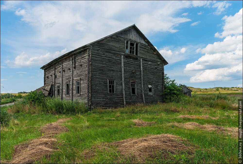 Вход в него уже зарос крапивой и  бурьяном, крылечко обрушилось, но где наша не пропадала? Лезу  внутрь. 