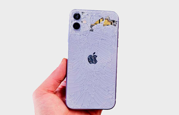 Дизайн задней панели iPhone 11 выглядит солидно и дорого за счет того, что выполнен из стекла. Крышка сконструирована разработчиком с учетом функции беспроводной зарядки. Такое решение удобно для пользователей, но сам материал является очень хрупким. Поэтому замена задней крышки iPhone 11 — одна из самых популярных услуг, за которыми обращаются в сервисные центры владельцы данного устройства. Содержание: Несколько причин не затягивать с ремонтом Замена заднего стекла iPhone 11 и ее этапы Замена заднего стекла iPhone 11 в Москве Для замены заднего стекла Вашего смартфона специалистам сервисного центра «X-Repair» понадобится около 6 часов. Стоимость ремонта — 12 000 рублей. Мы используем оригинальные запчасти или их качественные аналоги, и даем гарантию на выполненную работу до 12 месяцев. Заказать замену заднего стекла iPhone 11 Несколько причин не затягивать с ремонтом Если вам понадобилась замена задней панели iPhone 11, существует ряд объективных причин не затягивать с обращением в сервис: Трещины на заднем стекле не придают эстетики и дорогостоящий, по современным меркам, смартфон теряет свой солидный презентабельный вид При механических повреждениях крышка теряет свою герметичность. В сколы и трещинки попадает пыль, грязь и влага. Благодаря такому «коктейлю» окисляются контакты, из-за возможного короткого замыкания выходят из строя модули — и телефону требуется ремонт значительно сложнее и дороже. Выраженные царапины и потертости всегда переходят в более серьезные деформации и дефекты, ремонт которых — недешевое удовольствие. Потому проблему лучше решать на начальных этапах. Разбитый телефон опасен для здоровья. Наши гаджеты всегда с нами: в общественных местах транспорте, сумках, карманах, в немытых руках. А потому кишат бактериями и микроорганизмами. Трещины и сколы стают для них дополнительным вариантом убежища. Отколовшимся кусочком или острым выступом очень легко порезаться и занести инфекцию как взрослому, так и ребенку. Источник: https://x-repair.ru/articles/%d0%b7%d0%b0%d0%bc%d0%b5%d0%bd%d0%b0-%d0%b7%d0%b0%d0%b4%d0%bd%d0%b5%d0%b3%d0%be-%d1%81%d1%82%d0%b5%d0%ba%d0%bb%d0%b0-iphone-11/ © x-repair - Сеть сервисных центров в Москве