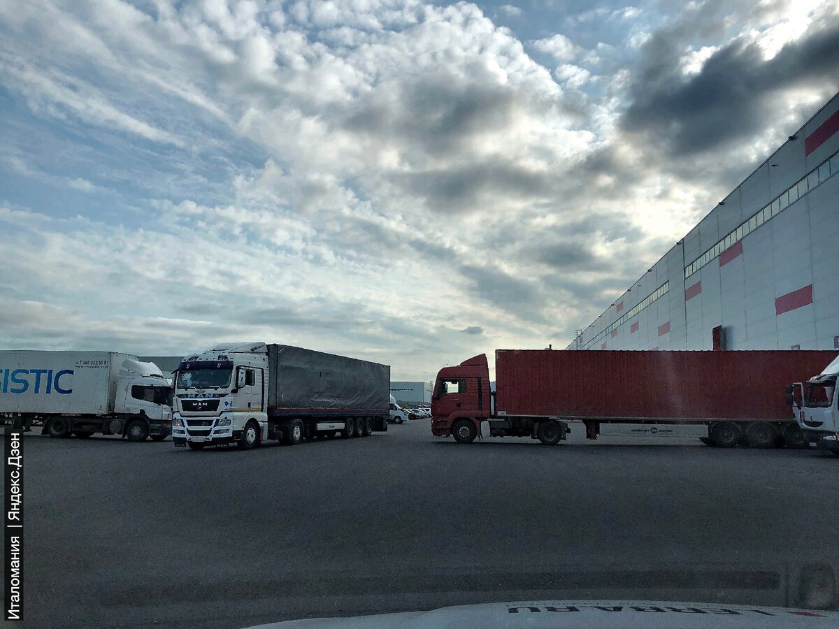 Постоянное движение: кто-то разгружается, кто-то ждёт очереди, а кто-то уезжает