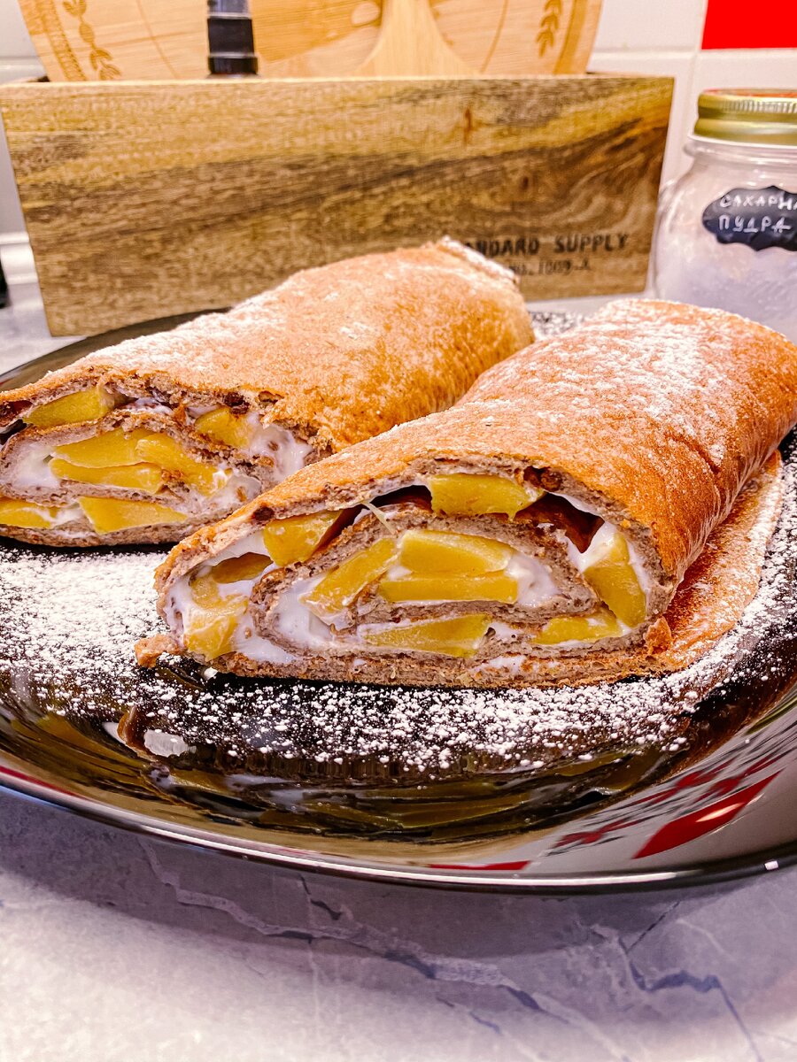 
Привет, мои хорошие! 
Без десерта для меня «день прожит зря». Ну вот зависима... признаюсь🤷🏻‍♀️

Давайте сегодня приготовим потрясающий десерт, который не только вкусный, но и полезный. И не повредит фигуре, если съесть даже на ужин😜

♨️на 100 гр. всего 104 калории

Не забудьте подарить своё ❤️ 
И обязательно сохраняйте рецепт📌
А если идея понравилась,  оставьте любой смайлик в комментариях🙏🏻

🍽 Что нужно:

▪️4 яйца
▪️250 гр. мягкого творога (без добавок) 
▪️3 ч.л. сахзама
▪️3 ч.л. какао
▪️1/2 ч.л. разрыхлителя
▪️Фрукты для начинки

1. Отделяем белки от желтков
2. К желткам добавляем 130 гр. творога, разрыхлитель, сахзам. Перемешиваем. 
3. Взбиваем белки до устойчивых пиков.
4. Вмешиваем белки в желтковую массу
5. Добавляем какао. Перемешиваем очень аккуратно! Сохраняя воздушность теста
6. Выкладываем тесто на силиконовый коврик и выпекаем в духовке 10 минут при 180-200’С
7. Снимаем корж с коврика, промазываем творогом, укладываем фрукты и скручиваем в рулет. 

Приятного аппетита😋
Спасибо за ваши ❤️ и комментарии👍🏻