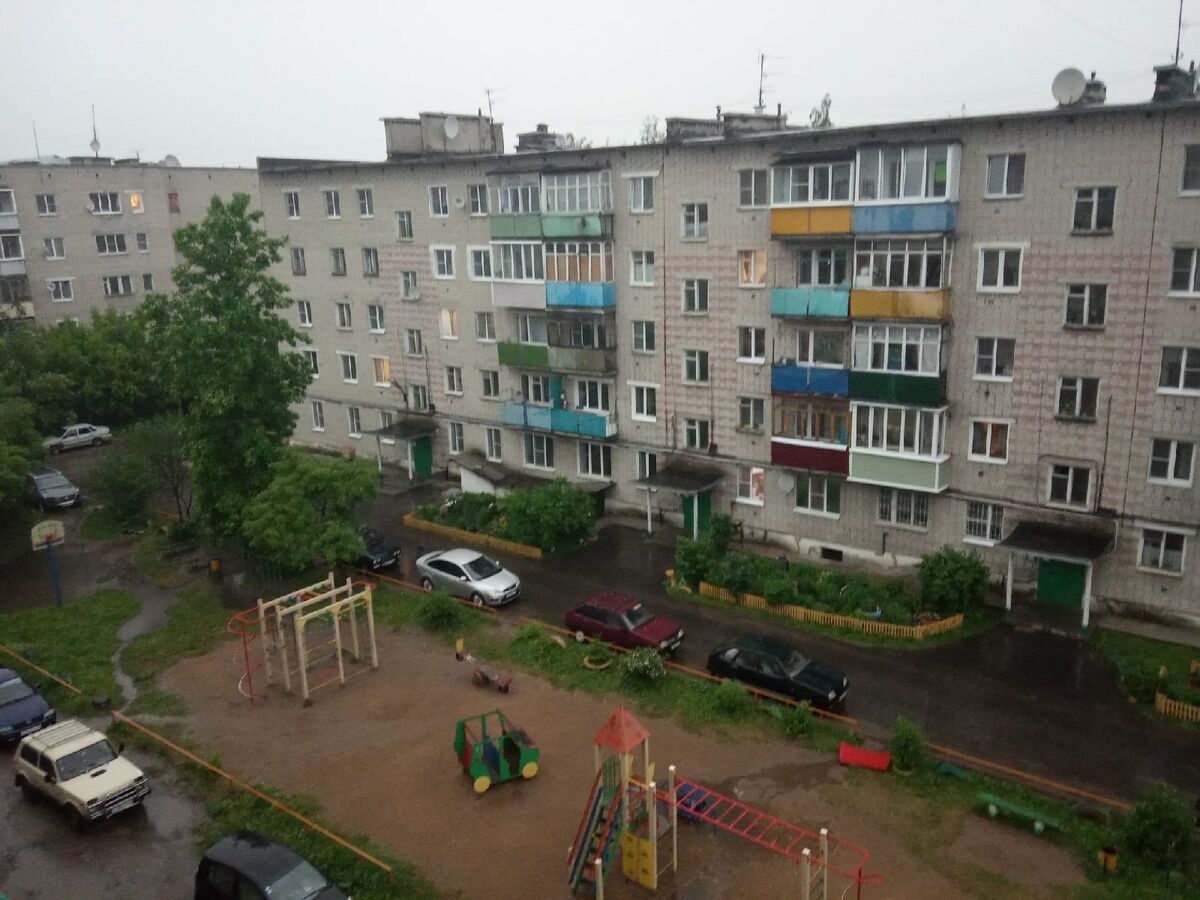 Свежестью наполнены воздух и земля.