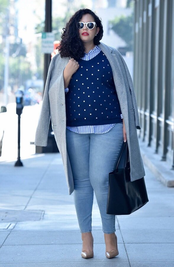 Облегающие джинсы шьются из ткани с эластичной нитью и подходят полным женщинам