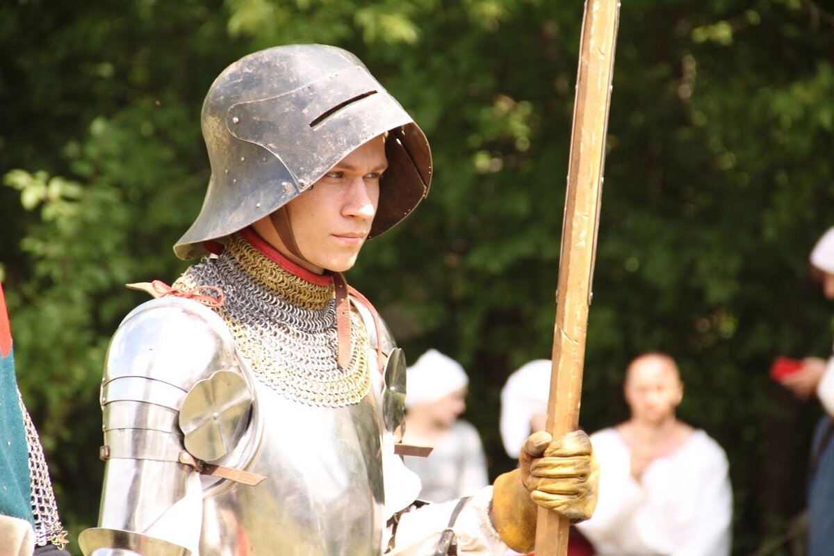 Счастливый обладатель шлема, видеоролик о котором и вышел вчера.  Фото с фестиваля Энколпион https://63.ru/text/culture/66169282/