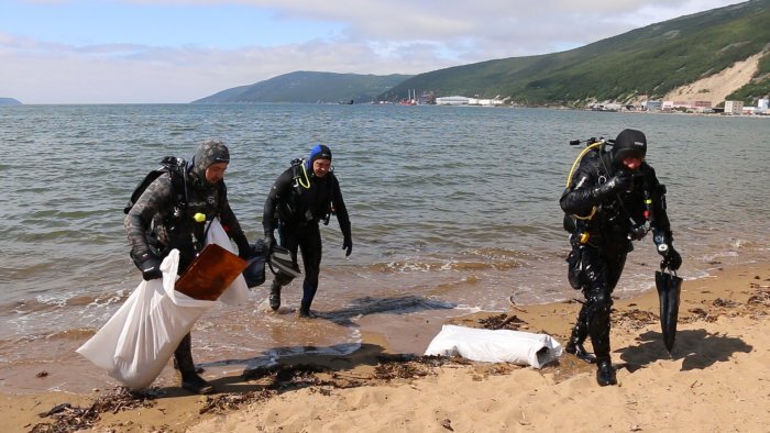Со дна моря поднимают пластик и прочий мусор