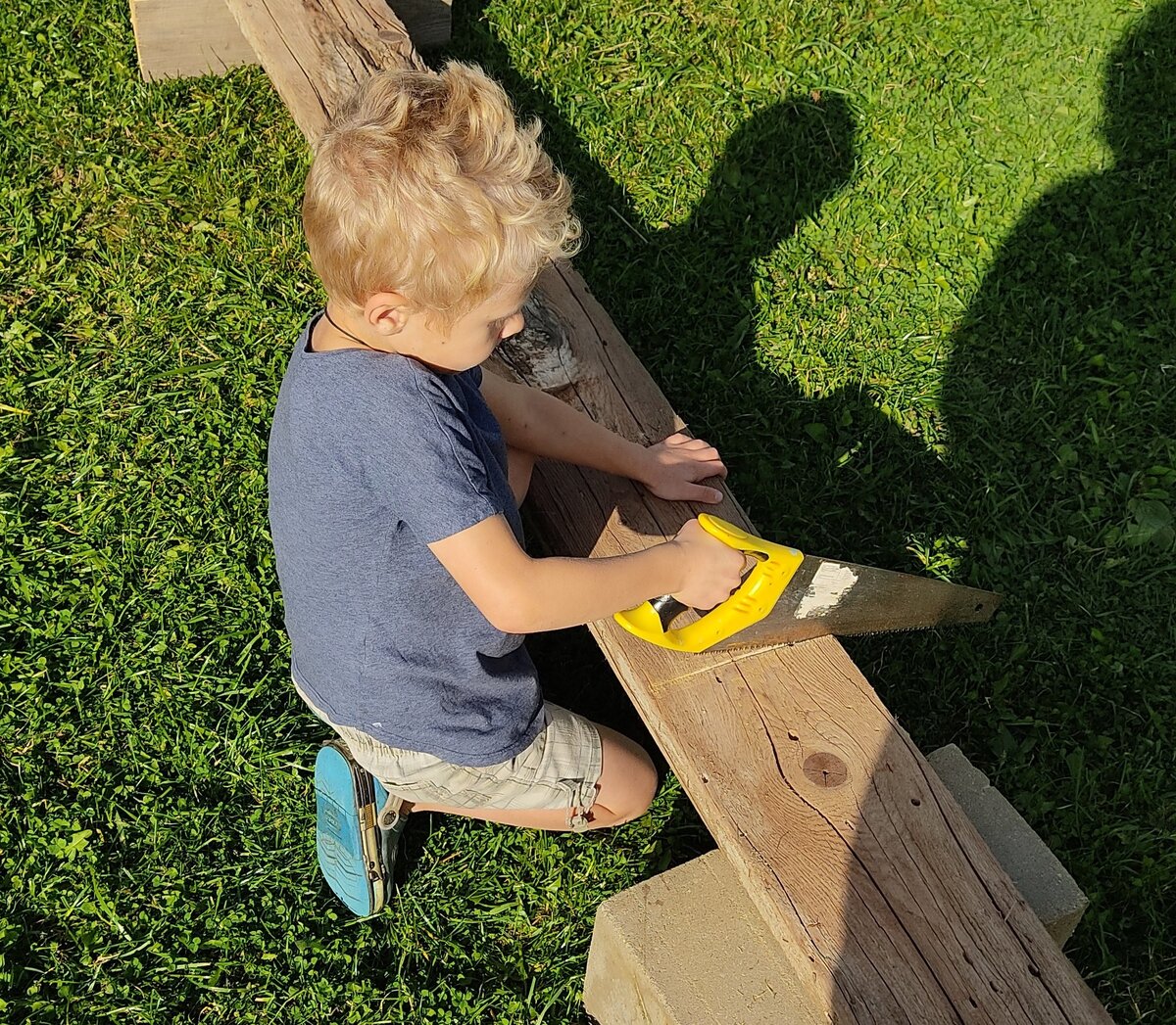 Средний папе помогает. Фото автора.