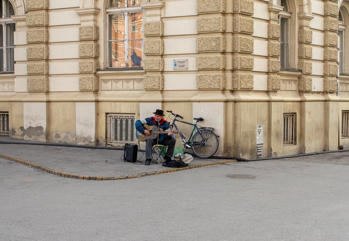 Уличный музыкант в Нови-Саде