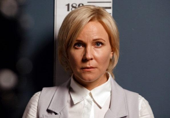 Странно, но иногда такие близкие становятся такими чужими.