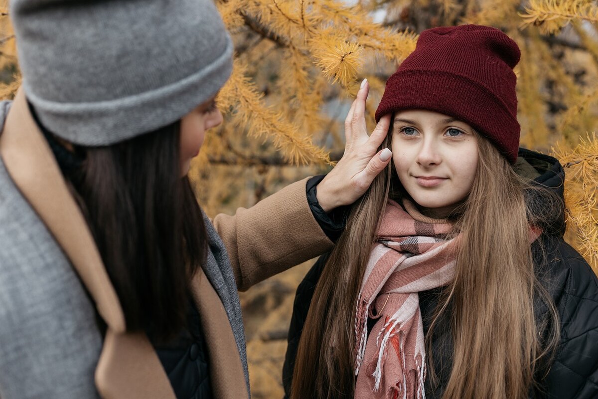 Совершенные девочки. Подростки осень. Подростки осенью. Подростки на улице осенью. Девочка подросток осенью.