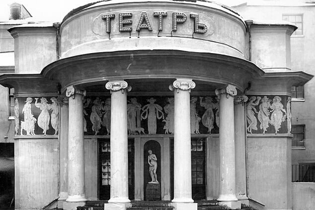 Листайте! Синематеатр "Пикадилли", 1913 год, фото отсюда https://spb.aif.ru/culture/event/1068313 