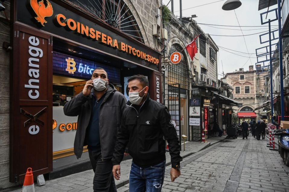 Биткойну ( BTC ) потребовалось 10 лет, чтобы достичь отметки в 20 000 долларов 15 декабря. Затем потребовалось всего 17 дней, чтобы достичь отметки в 30 000 долларов. Dow Jones потребовалось почти три года, чтобы сделать то же самое. 
Биткойн начал 2020 год с 7200 долларов. На конец года он составил почти 30 000 долларов, что на 296% больше. (Для сравнения: Nasdaq вырос на 43% в 2020 году, S&P 500 вырос на 16%, Dow вырос на 7%.)

Всплеск продолжался до 2021 года: 2 января биткойн впервые пробил 30 000 долларов, а через несколько часов - 32 000 долларов.

Успех биткойнов 2020 года можно списать на сближение многих положительных факторов, а также на совпадение повествований.

В прошлом скептики часто критиковали биткойн за то, что он бесполезен как настоящая валюта - вы не можете потратить его в большинстве мест. В 2020 году инвесторы решили, что их это не волнует, и они все равно не хотят тратить свои биткойны. Хлынули институциональные фирмы, которые рассматривали криптовалюты как законный актив, который нужно держать в своем портфеле.

По крайней мере, сейчас консенсус выглядит так: Биткойн никуда не денется. Он существует уже 10 лет и будет существовать.

То же самое нельзя сказать с абсолютной уверенностью о любой из множества других криптовалют («альткойнов»), за исключением, возможно, эфира ( ETH ), токена сети Ethereum. ( XRP , токен, разработанный Ripple Labs , в течение многих лет входил в четверку крупнейших криптовалют по рыночной капитализации, но теперь подвергается критике после того, как SEC подала в суд на Ripple Labs , утверждая, что она провела предложение незарегистрированных ценных бумаг на 1,3 миллиарда долларов .)

Если рост цен на биткойны в конце 2017 года был вызван покупкой криптовалютой новичков, не выполняя свою домашнюю работу , то в 2020 году движущей силой стали институциональные покупки . В то время как начинающие розничные инвесторы снова покупают биткойны, многие отдельные имена с Уолл-стрит и платежные компании, ориентированные на потребителей, также отнеслись к криптовалюте . Все это происходило на фоне пандемии COVID-19, когда центральные банки выкачивали деньги на стимулирование - сценарий, который служил напоминанием о дефиците биткойнов и его привлекательности в качестве «цифрового золота», хеджирования от инфляции.


Институциональные инвесторы врываются Согласно отчету CoinShares Research от 21 декабря, компании с Уолл-стрит вложили 5,75 млрд долларов в фонды цифровых активов в 2020 году, что на 660% больше, чем в 2019 году .

В результате всплеска объем активов Grayscale Investments, крупнейшего фонда криптоактивов, вырос до 15,3 млрд долларов.

Во втором квартале этого года более десятка известных фирм с Уолл-стрит, включая ARK Invest, сообщили SEC о новых инвестициях в GBTC , Bitcoin Investment Trust Grayscale, публично торгуемый фонд, привязанный к цене биткойнов, цитируется JP Morgan стратеги в ноябре как опережающий индикатор институциональных настроений.

«Неспособность Grayscale Bitcoin Trust получить дополнительный приток в ближайшие недели, - писали стратеги JPM, - поставит под сомнение идею о том, что институциональные инвесторы, такие как семейные офисы, взяли курс на использование биткойнов как цифрового золота». Как мы теперь видим, GBTC не преминул получить дополнительный приток в декабре.

Так много биткойнов в настоящее время принадлежит долгосрочным институциональным инвесторам, что, по оценкам исследовательской компании Glassnode, всего 22% существующих биткойнов находится в обращении для торговли , что может быть положительным для цены в 2021 году, но также может повысить волатильность.

Титаны Уолл-стрит меняют свою мелодию
Наряду с резким ростом институционального интереса отдельные инвесторы с Уолл-стрит, известные своим влиянием, изменили свое общественное мнение о биткойнах.

В мае титан хедж-фонда Пол Тюдор Джонс заявил, что почти 2% его портфеля находится в биткойнах . Он поставил биткойн на четвертое место в своем списке средств защиты от инфляции и назвал это «великой спекуляцией». В этом месяце он расширил свой оптимизм в интервью Yahoo Finance , утверждая, что по мере распространения криптовалюты биткойн станет еще более дифференцированным как «драгоценная» монета: «первая криптовалюта, первопроходец в столь сжатом мире». У него есть та историческая целостность в цифровых валютах, которая у него всегда будет ... И опять же, из-за ее ограниченного запаса, это может быть драгоценная криптовалюта ».

В ноябре инвестор-миллиардер Стэн Дракенмиллер сказал, что он владеет биткойнами , сказав CNBC, что у него намного больше золота, чем у биткойнов, но «если золотая ставка сработает, биткойн-ставка, вероятно, будет работать лучше, потому что она тоньше, более неликвидна и имеет много золота. еще бета-версия. " Билл Миллер, ветеран-инвестор и бывший ИТ-директор Legg Mason, добавил свое имя в хор , заявив, что он ожидает, что все крупные банки скоро будут владеть криптовалютой, и что 30% его собственного портфеля хедж-фонда хранится в биткойнах.

Даже Рэй Далио из Bridgewater, который ранее в этом году заявил, что видит серьезные проблемы с криптовалютами, включая возможность того, что правительства «объявят их вне закона», заявил в этом месяце в AMA Reddit, что биткойн «может служить диверсификатором к золоту» и что инвесторы должны «иметь некоторые из этих типов активов».

Конечно, многие известные медведи остаются медведями. Экономист Нуриэль Рубини, по прозвищу «Др. Doom », - повторил в этом месяце на Yahoo Finance, что он считает, что биткойн« не валюта ... не стабильное средство сбережения ... даже не актив », и предсказал, что« гиперболический пузырь вот-вот рухнет ».

PayPal, Square, Visa, JPMorgan, Fidelity и другие
PayPal ( PYPL ) и Square ( SQ ) приписывают усиление всплеска в 2020 году.

21 октября PayPal объявил, что скоро разрешит покупку биткойнов внутри своих цифровых кошельков PayPal и Venmo (а также оплату биткойнами, хотя большинство людей вряд ли захотят тратить свои криптовалюты по мере роста цен). Эта новость вызвала резкий рост акций PayPal вместе с ценой на биткойны, что было признано важной вехой: платежная компания, ориентированная на потребителей, демонстрирует свою веру в биткойн.

Square делает ставку на биткойны (особенно при поддержке генерального директора-максималиста биткойнов Джека Дорси) с 2018 года, когда она добавила покупку биткойнов и торговлю ими в свое приложение Cash . В этом году Square предприняла еще более решительный шаг, купив биткойн на 50 миллионов долларов, чтобы держать его на балансе. (Облачная компания MicroStrategy купила биткойнов на сумму более 1 миллиарда долларов в этом году.) Выручка Square от биткойнов выросла на 618% в третьем квартале до 1,63 миллиарда долларов, а прибыль от биткойнов в третьем квартале выросла на 1500% до 32 миллионов долларов. Акции Square выросли на 246% в 2020 году , и биткойн был частью этого, но не всей историей.

Но это не только PayPal и Square.

Visa ( V ) за последний год одобрила множество кредитных и дебетовых карт для вознаграждения биткойнов под брендом Visa и добавит поддержку стабильной монеты Circle USDC (криптовалюта, привязанная к стоимости доллара США) в свою клиентскую сеть. Visa сообщает Yahoo Finance, что она «активно работает с более чем 25 компаниями, работающими с цифровой валютой, над различными продуктами и услугами, связанными с биткойнами, а карты - лишь одна область».

JPMorgan Chase ( JPM ) аналогичным образом отреагировал на криптовалюту ( несмотря на публичные комментарии генерального директора Джейми Даймона ), сначала запустив внутренний токен JPM в прошлом году, а затем в этом году, разрешив переводы клиентов на американские криптобиржи Coinbase и Gemini и обратно . Fidelity, начавшая добывать биткойны в 2016 году, прошлым летом запустила свой первый инвестиционный фонд биткойнов для институциональных клиентов; Генеральный директор Fidelity Investments Эбби Джонсон сказала Barron's, что биткойн-предприятия Fidelity были « невероятно успешными ».

Все эти примеры представляют собой очевидный сдвиг в настроениях по сравнению с прошлым годом, поэтому многие в криптовалютном пространстве настаивают на том, что этот раз отличается от прогноза цен 2017 года.

Искра пандемии
Пандемия COVID-19 и реакция правительства на нее сделали биткойн сценарием его мечты. Когда ФРС должна вмешаться, колебания криптовалютного флага указывают на цифровое золото, свободное от государственного вмешательства и количественного смягчения. (Предложение Биткойна будет ограничено 21 миллионами монет, на данный момент создано около 18,5 миллионов монет; майнинг создает новые монеты на пути к 21 миллиону, но вознаграждение за майнинг уменьшается вдвое каждые четыре года, чтобы замедлить создание.)

«Там так много неопределенности в этой пандемии, но одна вещь , которая кажется почти уверены, когда вы печатаете триллионы долларов больше бумажных денег, он собирается подъехать Bitcoin и других cyptocurrencies,» Дэн Морхед, генеральный директор крипто инвестиционной фирмы Pantera Capital, сказал в августе . «Золото будет расти, биткойны будут расти. Это защита от обесценивания бумажной валюты ».

В ноябре, когда пандемия затягивалась, все больше инвесторов искали хеджирования, и, как сказал соучредитель Chainlink Сергей Назаров: «Это стремление к безопасности заставляет их искать альтернативы. Современная глобальная финансовая система не очень хорошо настроена, чтобы помогать людям бороться с инфляцией, тогда как есть альтернативы, такие как биткойн. Надвигающаяся инфляция - это то, о чем все больше и больше думают люди, а инфляция как механизм обесценивания активов заставляет людей искать безопасности ».

Следующий вопрос для криптовалютных рынков в 2021 году будет заключаться в том, что администрация президента Байдена означает для криптополитики (возможно, ничего), и будет ли биткойн на самом деле «безопасным» вложением.