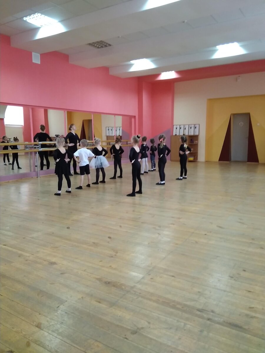 маленькие девочки, с детства учатся быть красивыми. Какими они станут во взрослой жизни, зависит от многих факторов, насколько удачно сложиться их судьба.