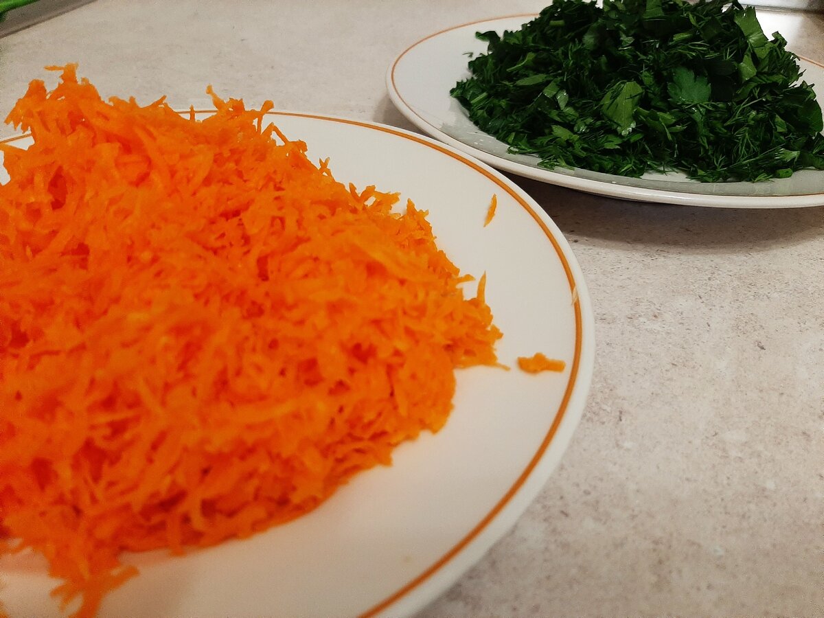 Натертая морковь и нарезанная зелень