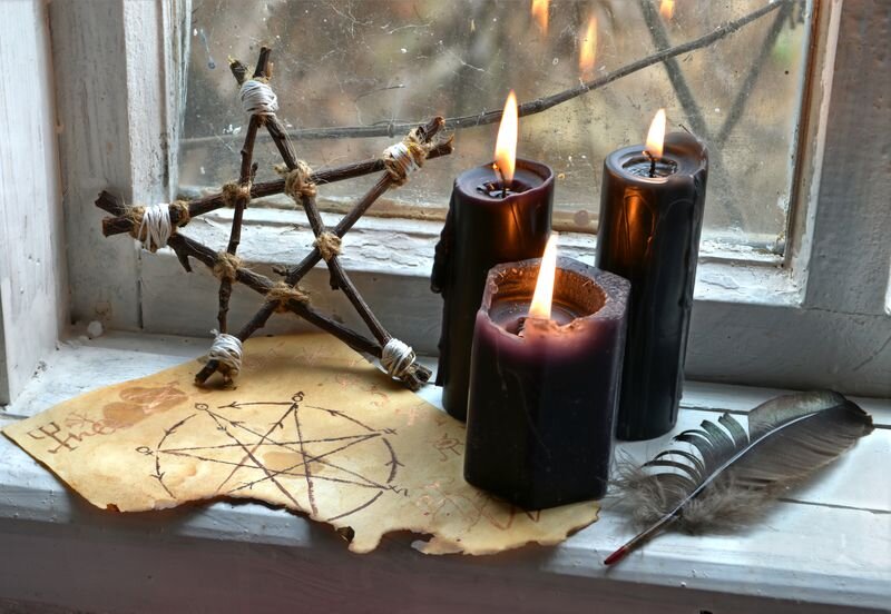 Магический обряд. Ритуалы со свечами. Магические свечи. Черные магические свечи. Ведьма наводящая порчу