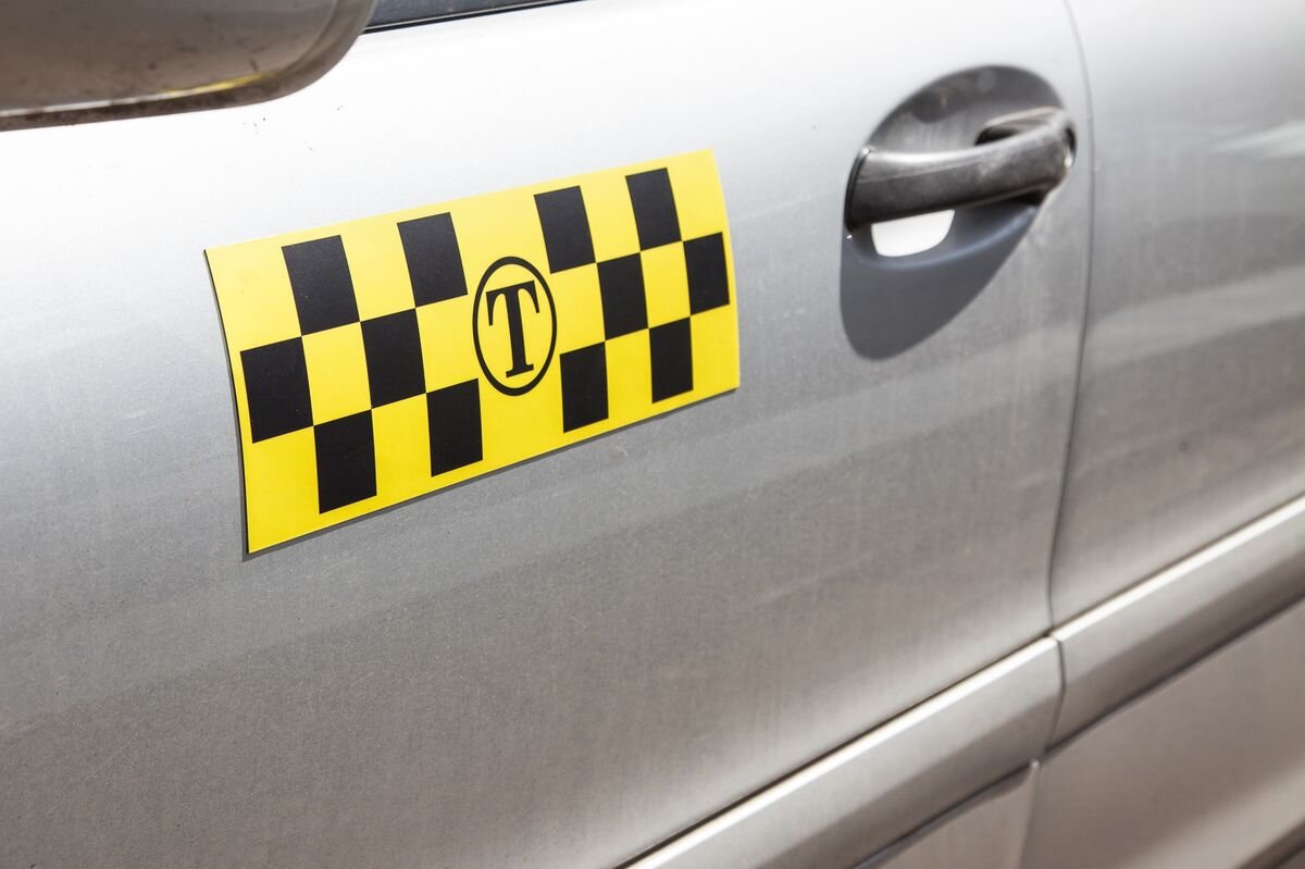 Магнитные брендирование. Магнитные наклейки яндекс такси для брендирования. Магнитная наклейка на автомобиль такси. Магниты для брендирования авто. Магниты для брендирования авто.