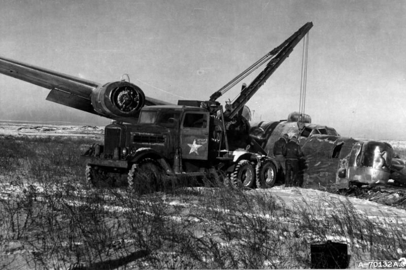 Американский эвакуационный 7,5-тонный тягач Federal G 692, Model 606 (C2) у американского бомбардировщика В-24 « Liberator», совершившего аварийную посадку под Полтавой в ходе операции «Фрэнтик».