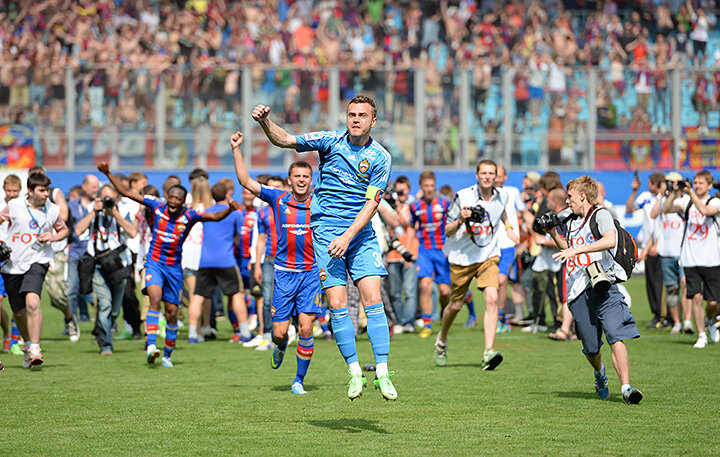 Юрий Аджем, тренер ЦСКА: «Игорь 1986 года рождения, а играл за 1985-й. У меня в дубле было два вратаря. Правда, таких, что их фамилий даже не помню. Мы говорили им, куда бьем, но все равно забивали. Бьем Игорю – а он уже там, где мяч. Настолько быстроногий. А его передачи с обеих ног, с обратным вращением? Это в 16 лет! «Как у вас вратари до этого играли?» – спрашиваю Олега Малюкова, он тогда в дубле работал. «По очереди» – «Все, очередь закончилась, – говорю. – Много я вратарей видел, но этот мальчик будет лучшим в стране». Потом ломается Мандрыкин, мне звонит Газзаев: «Юр, что у тебя с вратарями?» «Есть мальчик, даже незаявленный. Сильнее, чем двое других вместе взятых». Привозят Акинфеева в Ватутинки, а мне звонит Четверик и набрасывается: «Почему Акинфеева отправили, а не Солодовникова?» Этого Солодовникова Четверик привез в ЦСКА – высокий парень, но уровень так себе. «Акинфеев сильнее, – говорю. – Все, кто работает здесь, за это отвечают». Четверик молча трубку вешает – ни здрасьте, ни до свидания. Вечер следующего дня, звонок Газзаева: «Кого ты прислал?» У меня сразу все опустилось: «Что такое?» – «Да ему забить нельзя!