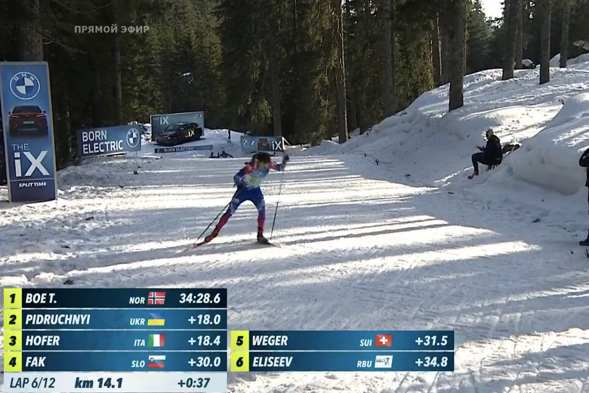 Матвей Елисеев на финишном круге своего этапа в эстафете чемпионата мира 2021.