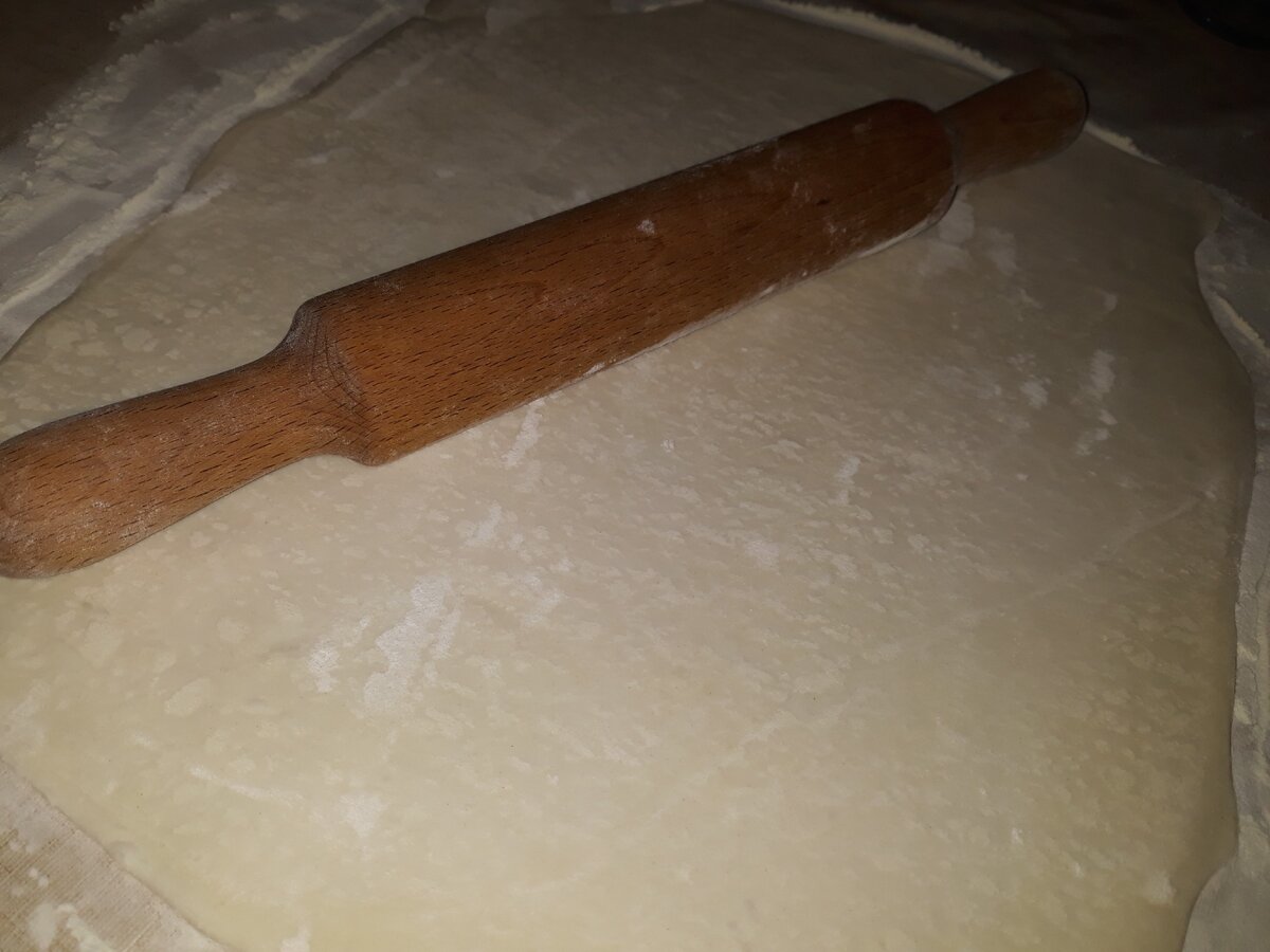 Раскатываем каждый пласт теста по  очереди