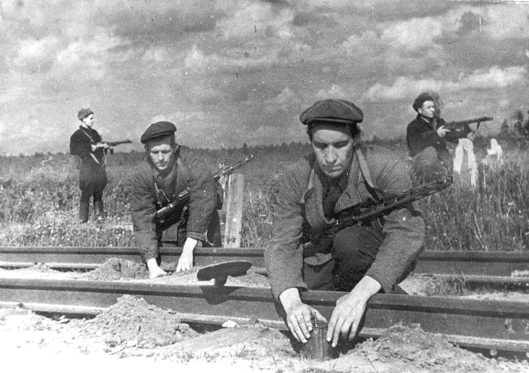 Партизаны отряда «Народный мститель» минируют железнодорожное полотно