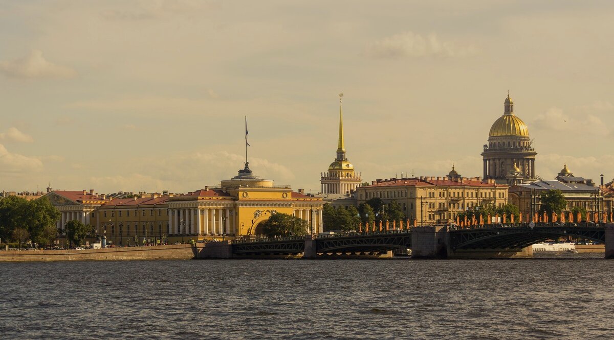 Вид на Санкт-Петербург с Невы