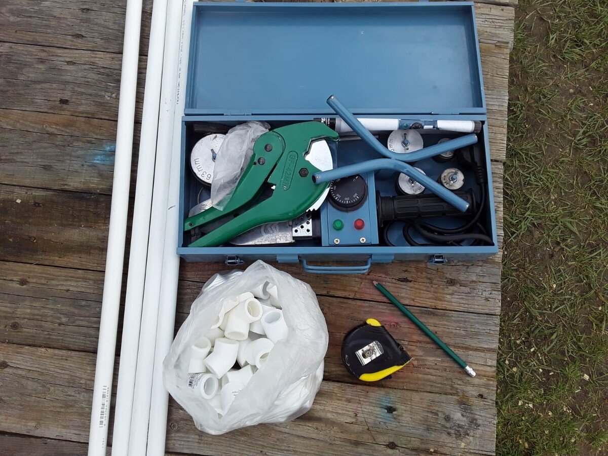 Труба, расходники, утюг, рулетка, карандаш. Все что надо для изготовления парника своими руками