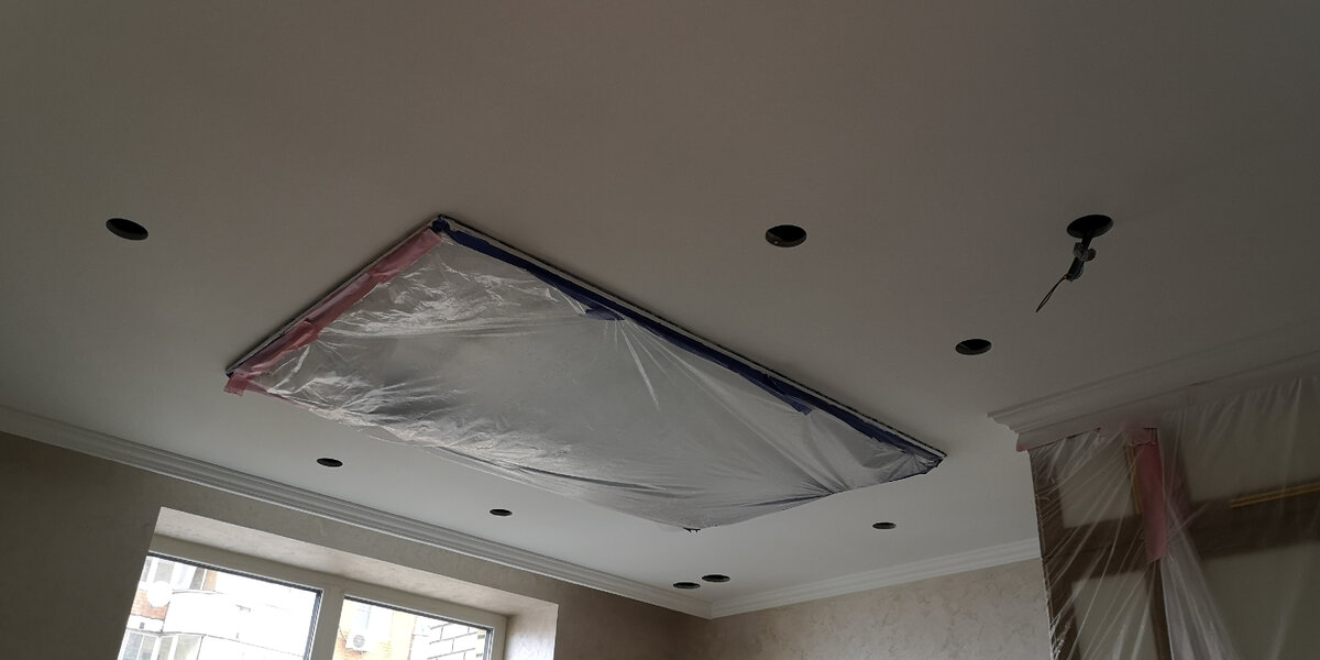 потолок из гипсокартона под встраиваемый витраж