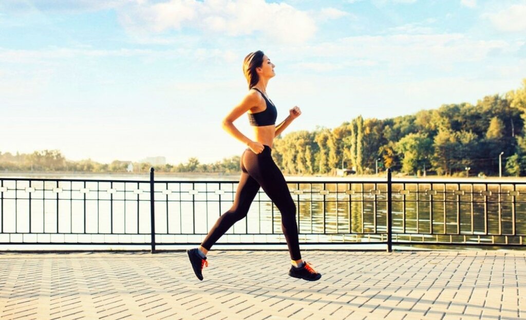Многие программы похудения предлагают включать бег в тренировочный план для сжигания лишнего жира и улучшения выносливости.