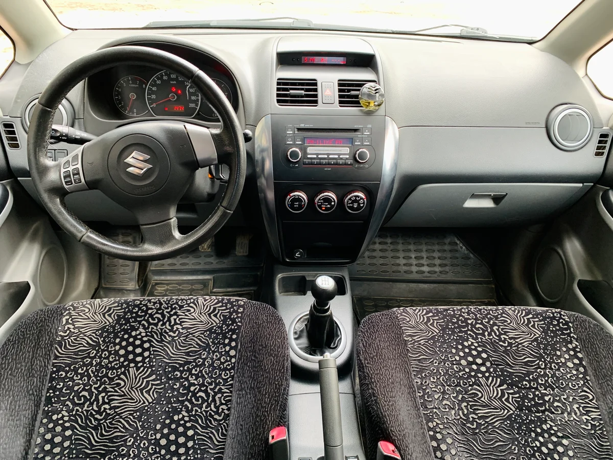 Салон Suzuki SX4 (фото с сайта авто.ру)