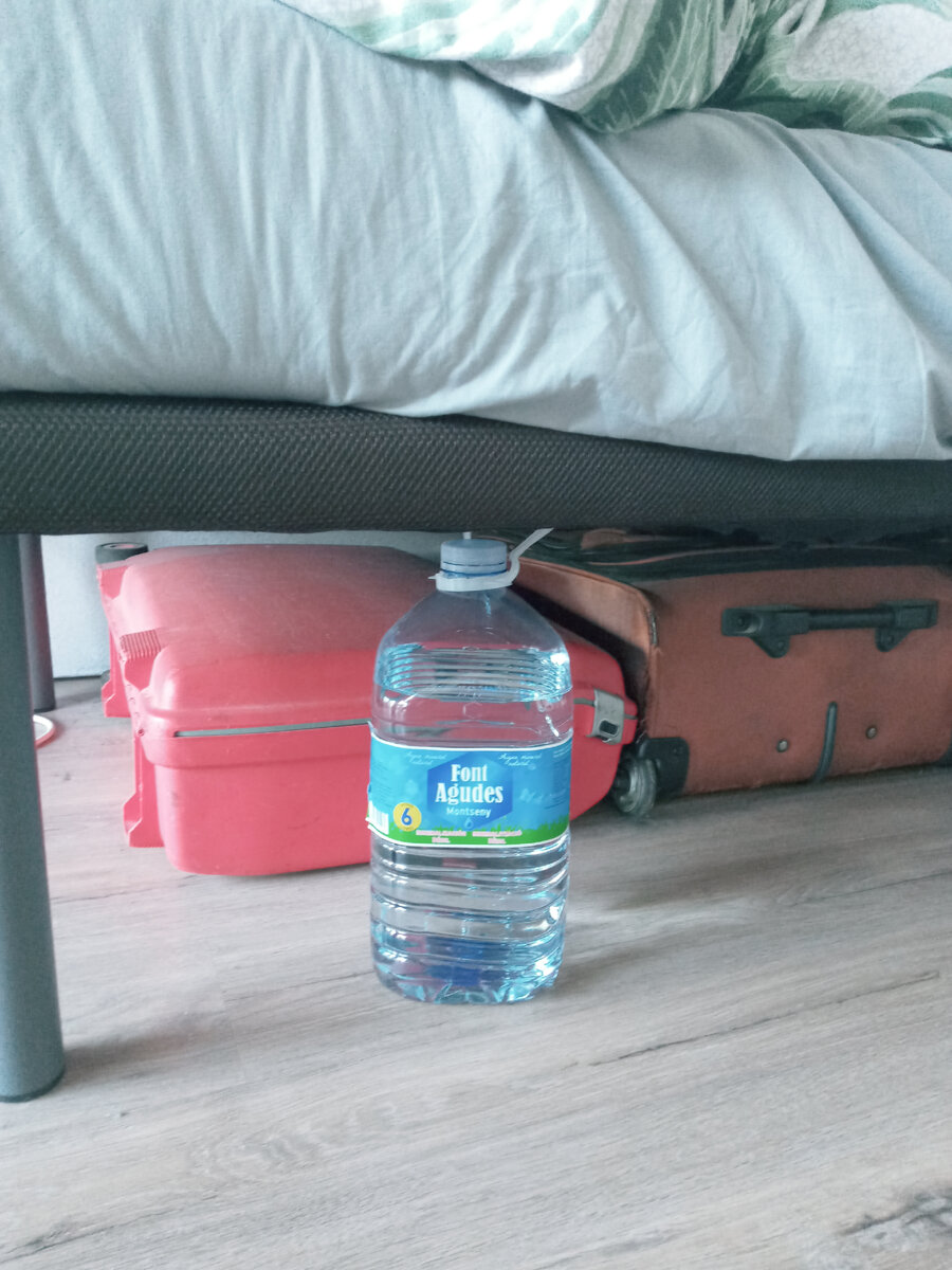 Вода для тёплых морских ванночек под кроватью, дабы с пресной не напутать и солёного кофею не напиться.