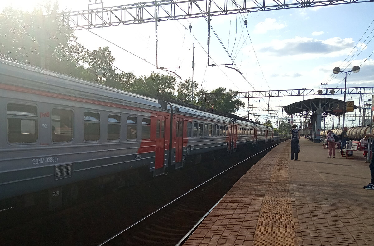 ЭД4М-0288 приписки ТЧ-7 Раменское направляется в сторону Казанского вокзала.
