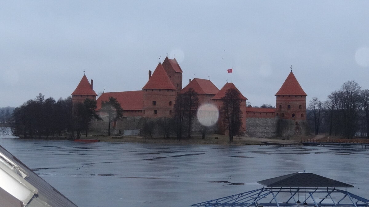 Вид из нашего номера в Тракае
