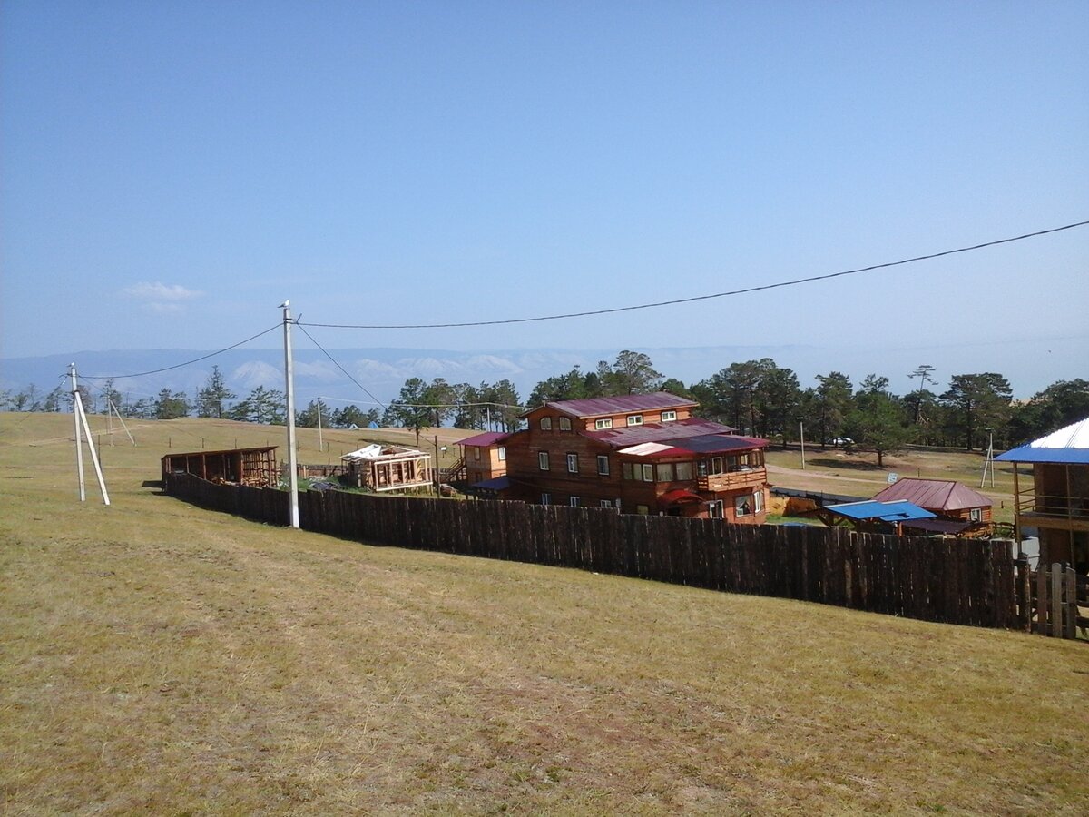 Деревянное здание с бордовой крышей - это гостиница, в которой мы жили. Это фото 2014 года. Но в этой гостинице нам настолько понравилось, что и в следующую свою поездку мы поселились там же. 