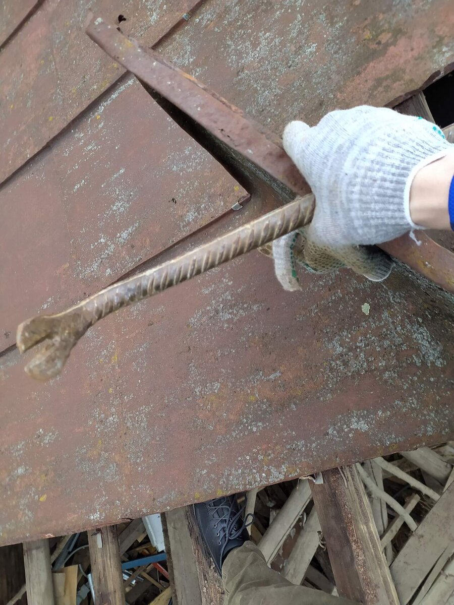 Старые листы железа отлетают без особых проблем. "Крышесносная работа"=)