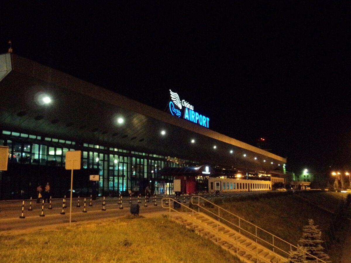 Аэропорт Кишинёва. 10 лет назад. Фото автора