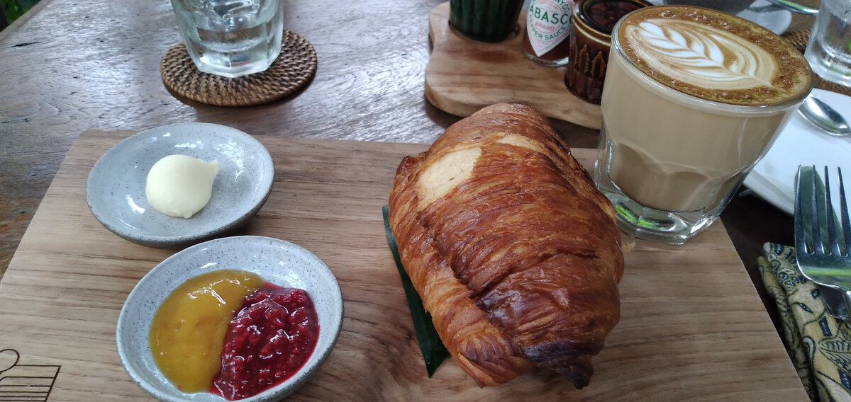 Мой завтрак кофе с круасаном