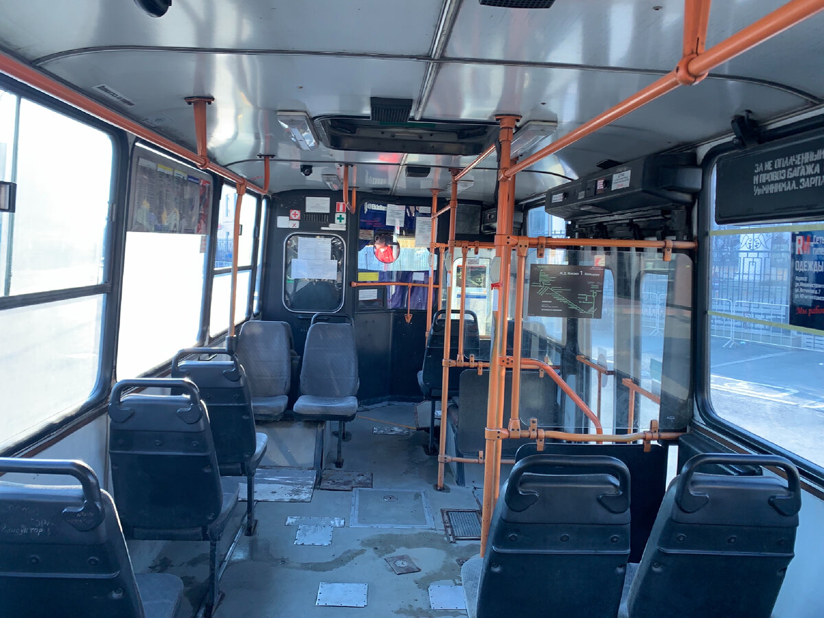 Вид на переднюю часть тягача.