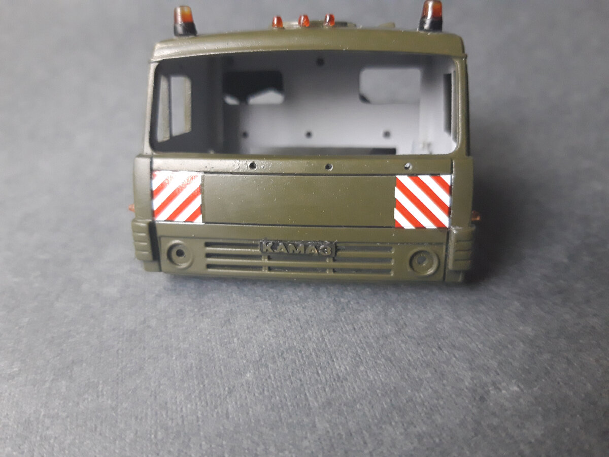 Вот такой результат. Эмблема из фототравления  немного смазано получилось. Внутренние пространство кабины просто грунт. Декали все из набора. Прошелся смывкой черной   