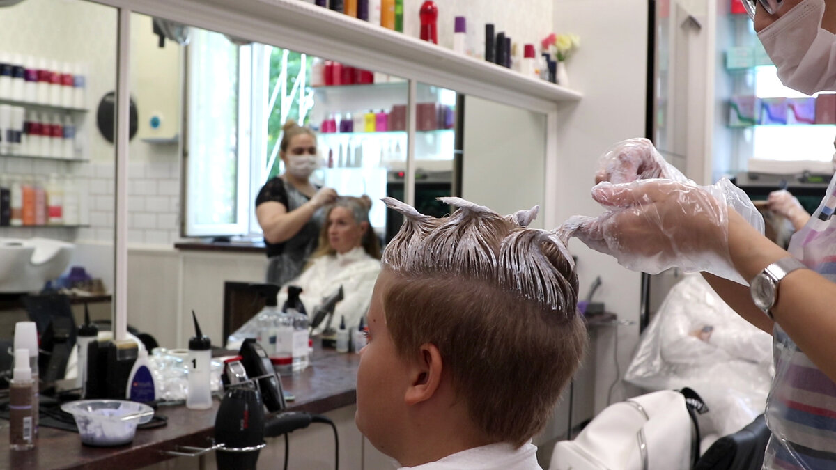 Осветляем волосы для последуюшего тонирования в голубой цвет