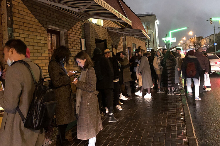 В ночь с субботы на воскресенье главная тусовочная улица Казани — Профсоюзная — ожила, уже не страшась наказания за работу после 23:00