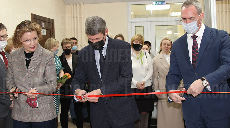 Здание после капитального ремонта торжественно открыли председатель Сверд­ловского областного суда Владимир Дмитриев, руководитель Департамента по обеспечению работы мировых судей Ольга Белоножкина, исполняющий обязанности председателя Полевского горсуда Алексей Забродин. Фото Юлии Ульянохиной