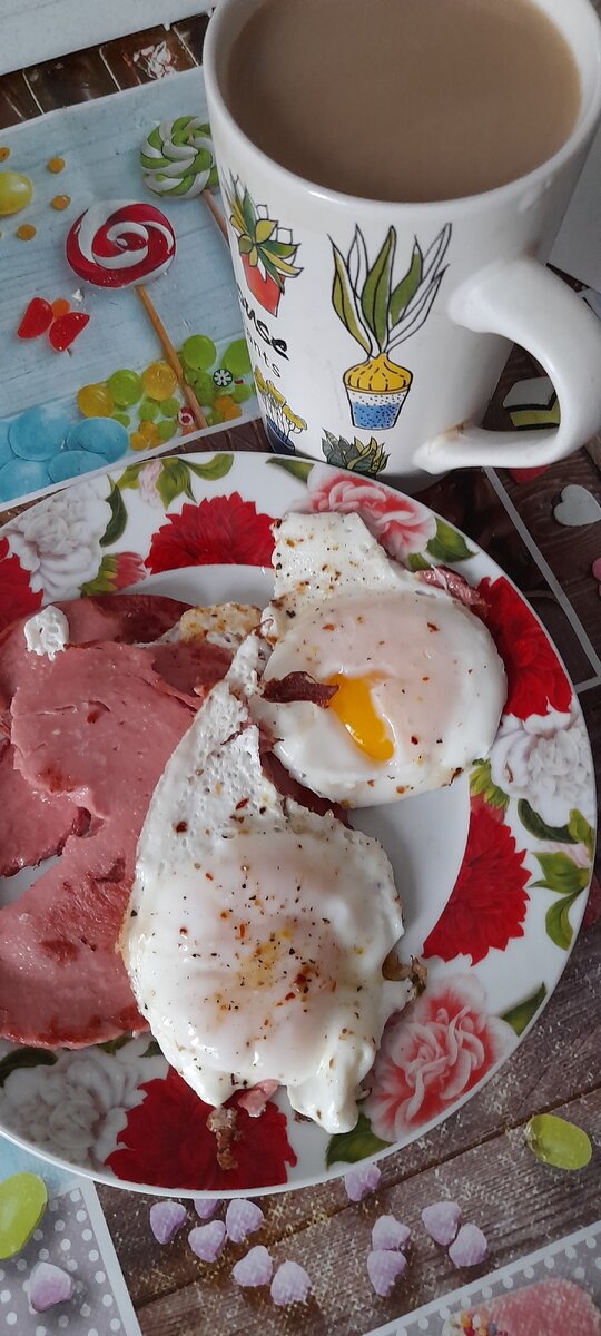 Кофе с молоком и заменителем сахара.