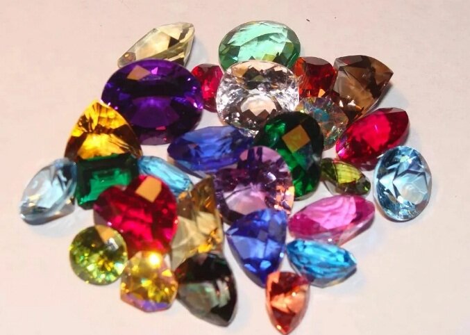 Россыпь камней. Так и добро сверкает. В душе