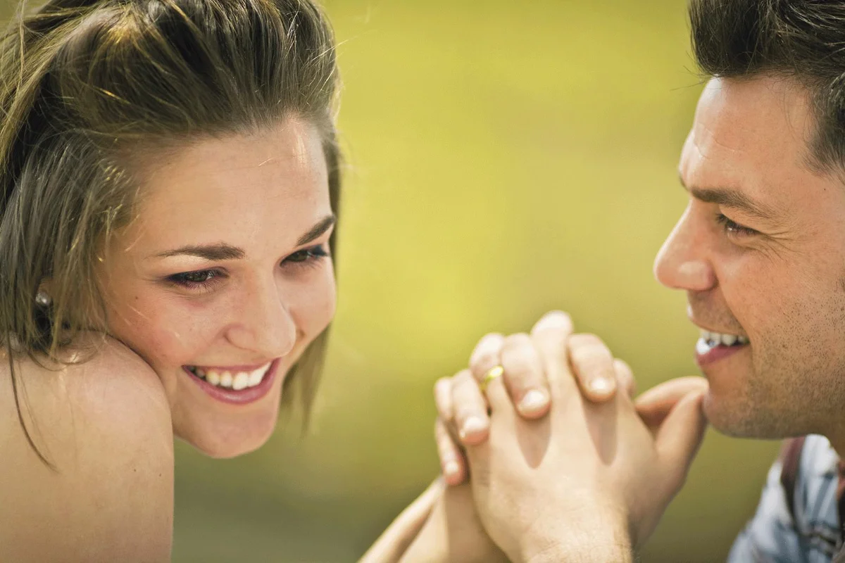 Мужчина и женщина улыбаются. Парень говорит комплименты девушке. Чеканникова виктория. Хвалить мужчину. Восхищение мужчины женщиной.