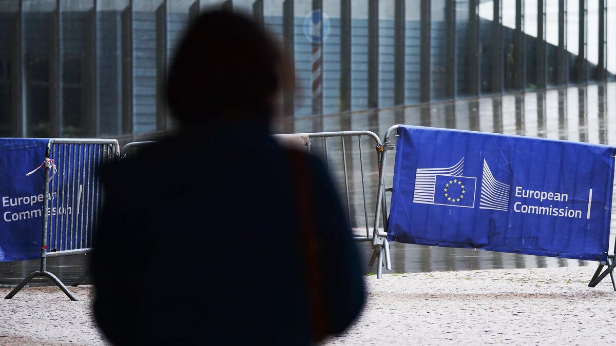 Логотип Евросоюза на ограждении возле здания штаб-квартиры Европейского парламента в Брюсселе. © РИА Новости / Алексей Витвицкий