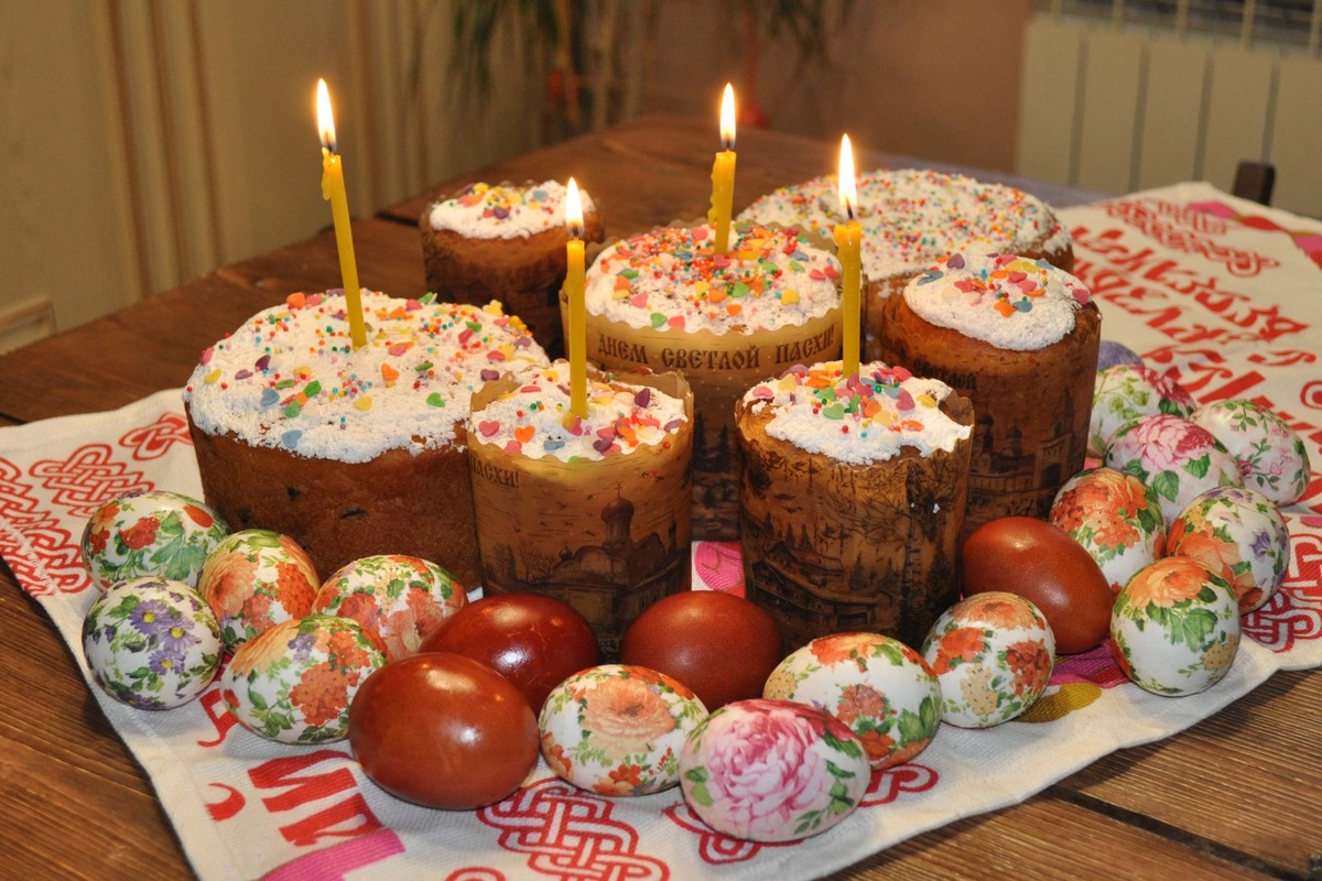 Православные отмечают в воскресенье, 24 апреля, самый важный христианский праздник — Пасху. Он установлен в честь воскрешения Иисуса, что является центром всей библейской истории и основой христианского учения. 
Пасха — это переходящий праздник, он отмечается в разное время каждый год, дата уточняется по лунному календарю. В зависимости от того, на какой день выпадает Светлое Христово Воскресение, варьируются и даты остальных христианских праздников, связанных с ним, например начало Великого поста, Вознесение, Троица и прочие.

Традиции праздника
Подготовка к Пасхе длится весь Великий пост — 48 дней. В этом году пост длился с 7 марта по 23 апреля (включительно). Все последние семь дней поста (этот период называется Страстной неделей) шла подготовка к Христову Воскресению. Верующие вспоминали Тайную вечерю, предание на суд, распятие и погребение Иисуса Христа. В домах в это время обычно проводят уборку и готовят блюда к праздничному столу. По традиции, все это сделать нужно было до пятницы: этот день считается самым скорбным на Страстной неделе, так как вспоминается распятие Христа.

Пасхальные службы проводят в ночь с субботы на воскресенье. Традиции гласят, что на Пасху и до праздника Вознесения христиане приветствуют друг друга словами «Христос воскрес!». Ответ на это приветствие — «Воистину воскрес!».

А традиция пошла вот откуда: о воскрешении Христа римскому императору Тиберию сообщила Мария Магдалина. Она сказала: «Христос воскрес!». Потом преподнесла в дар императору куриное яйцо. Он рассмеялся и сказал, что скорее яйцо станет красным, чем он поверит в это. И тогда яйцо в руках Магдалины покраснело. Увидев это, Тиберий произнес: «Воистину воскрес!».

Пасхальный стол
Стол на праздник принято накрывать богато и разнообразно. Знаковое блюдо — пасхальный кулич — высокий и круглый сладкий хлеб, верхушку которого украшают белковым кремом и цветной посыпкой. На праздничном столе пасхальный кулич символизирует Божие присутствие в мире и в человеческой жизни.

Еще одно знаковое блюдо называется так же, как и праздник — пасха. Оно делается из творога с добавлением изюма, кураги, цукатов. Обычно пасха формируется в виде пирамиды и украшается буквами «ХВ».

Творожная пасха является прообразом Царства Небесного, а его форма — в виде горы — символизирует основание нового небесного Иерусалима.

Что нельзя делать на Пасху
В день Пасхи нельзя ругаться и обижаться на других, лучше отпустить старые обиды и простить человека. Также на Пасху принято делиться едой с нуждающимися и не проявлять жадность.

Так как Пасха считается светлым и радостным событием, не стоит в этот период предаваться грусти. Еще нельзя убираться (за исключением мелких бытовых дел) и много работать, а также посещать кладбище, проводить панихиды и скорбеть об умерших.