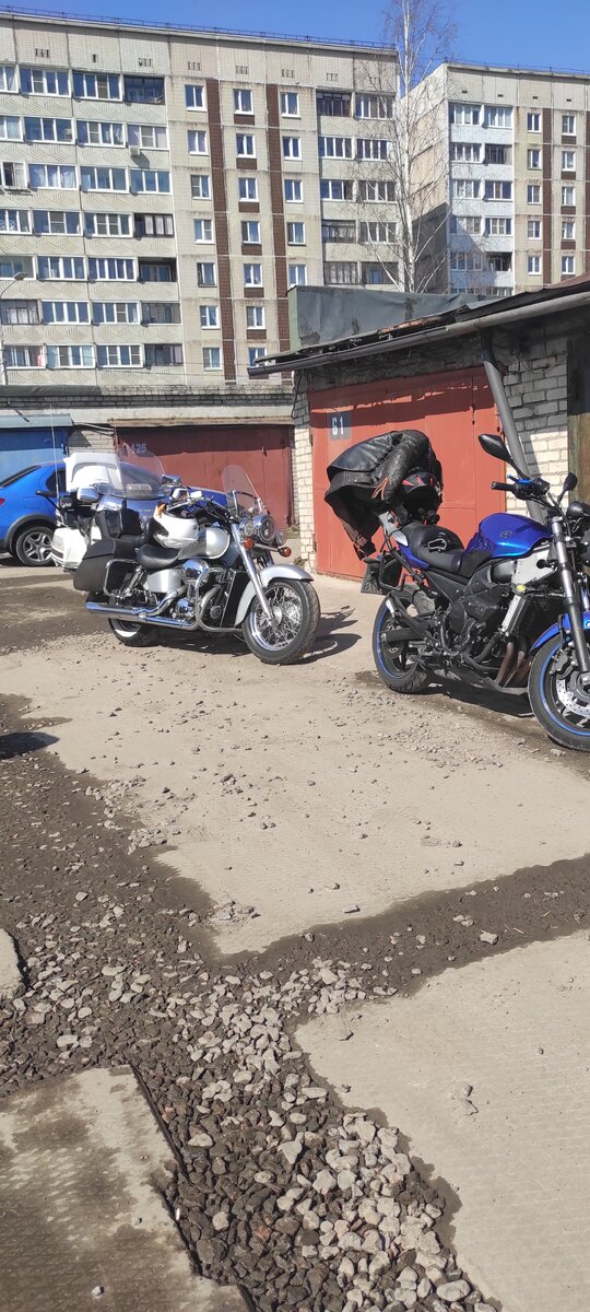 Яркая синяя Ямаха Диверсия была нашим первым пунктом