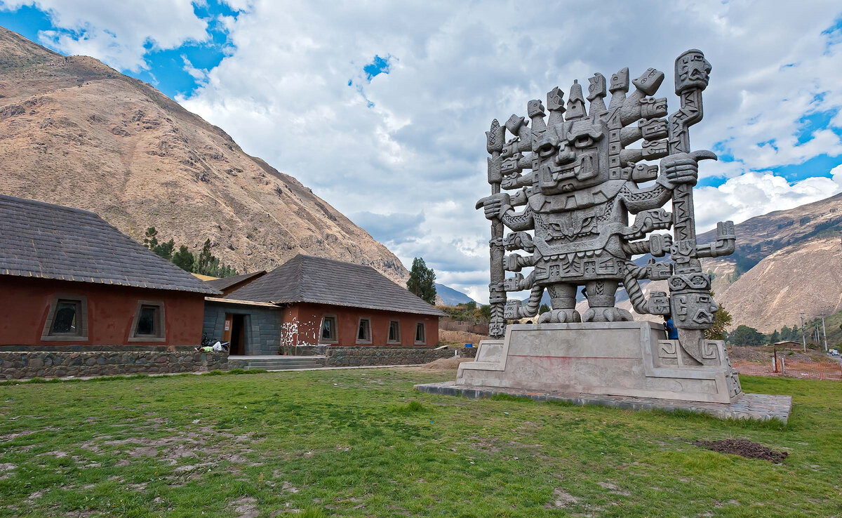 Виракоча - божество инков и доинкской цивилизации.
Источник: https://peru-info.me/uploads/images/peru_foto_05.jpg